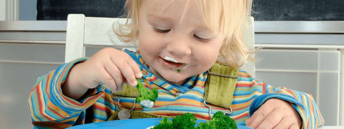 toddler eating broccoli