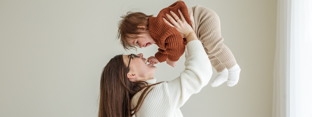 stimulating play ideas babies - image shows a mum and a baby playing